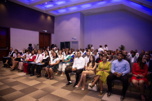 Panorámica de los graduandos, acompañados por sus familiares y amigos.